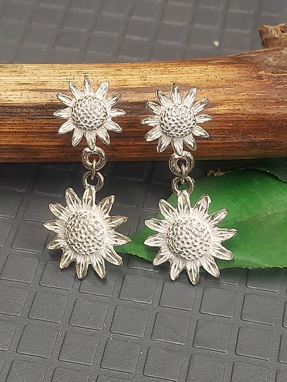 E797 Dusted Silvertone Sunflower Drop Floral Dangle Earrings